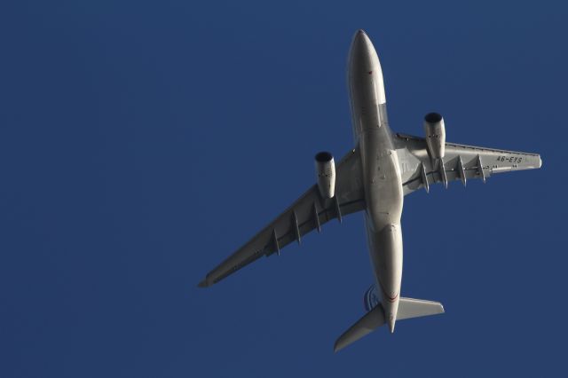 A6-EYS — - Airbus A330-200 van Etihad Airways, komend vanuit Abu Dhabi, vliegt over Nieuwkoop in de aanvliegroute naar de Aalsmeerbaan op Schiphol.