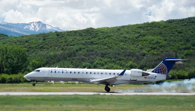 Canadair Regional Jet CRJ-700 (N787SK) - Skywest (for United) landing runway 15 at Aspen