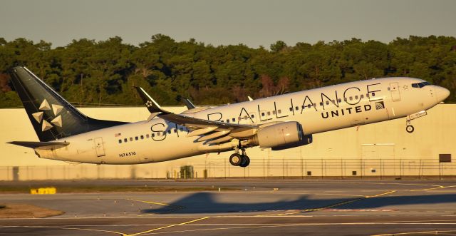 Boeing 737-800 (N76516)