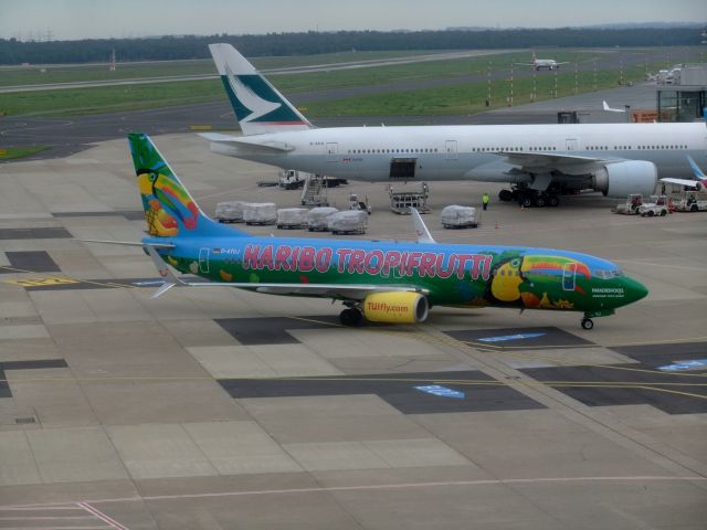 Boeing 737-800 (D-ATUJ) - Another fancy Tuifly bird. B737-8K5(WL) D-ATUJ, seen in DUS on 12th september 2015. Behind of it, there is Cathay Pacific B777-300(ER) B-KPQ with ground service being done, preparing for the new nonstop flight DUS - HKG.