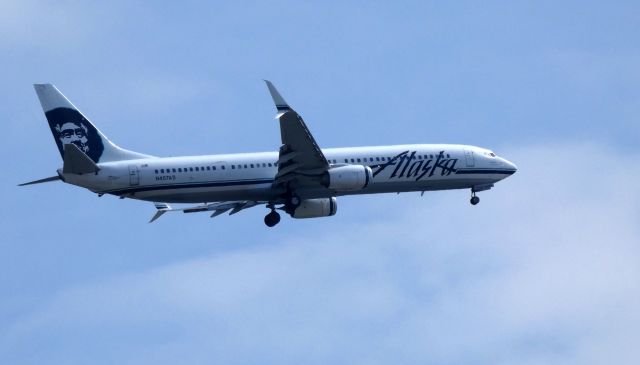 Boeing 737-900 (N457AS) - On final is this 2014 Alaska Airlines Boeing 737-900ER in the Spring of 2019.