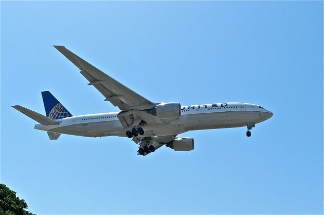 Boeing 777-200 (N223UA)