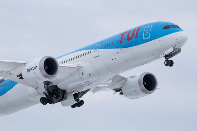 Boeing 787-9 Dreamliner (G-TUIO) - Tui UK taking off 21R after bringing in a shipment of car parts for GM from Stuttgart Germany.