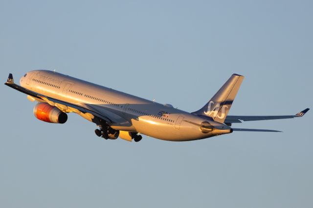 Airbus A330-300 (LN-RKR)