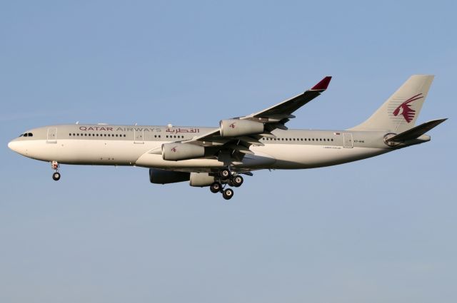 Airbus A340-200 (A7-HHK)