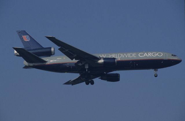 McDonnell Douglas DC-10 (N1854U) - Final Approach to Narita Intl Airport Rwy34L on 1998/05/21