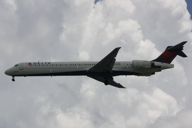 McDonnell Douglas MD-90 (N924DN) - Delta Flight 2574 (N924DN) arrives at Sarasota-Bradenton International Airport following a flight from Hartsfield-Jackson Atlanta International Airport