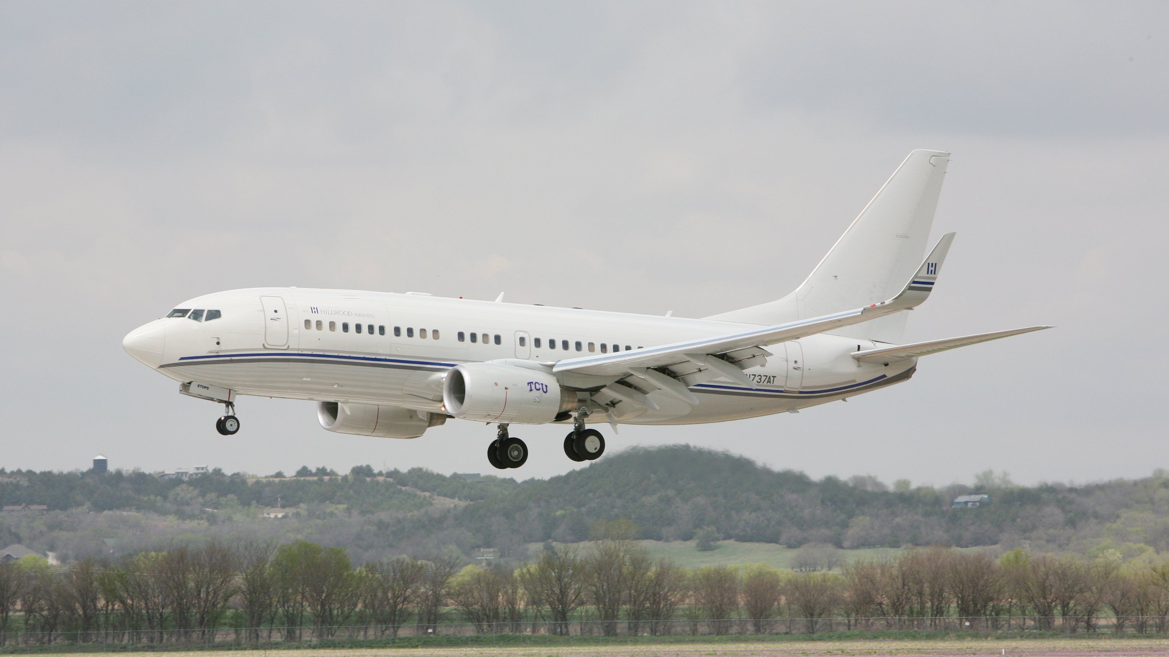 Boeing 737-700 (N737AT) - Hillwood Airways Boeing 737-7HJ(BBJ) landing RWY 21. April 17,2019