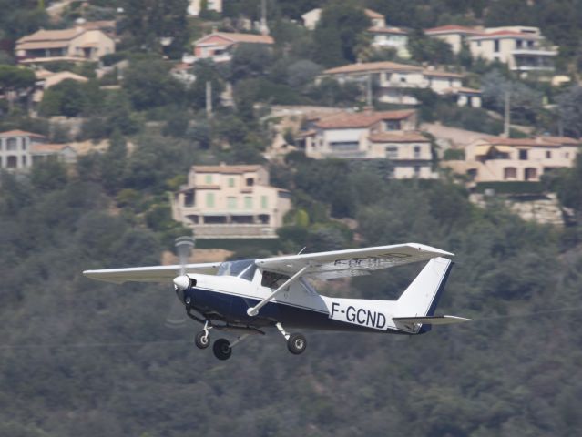 Cessna 152 (F-GCND) - At Cannes, France. Departure runway 17.