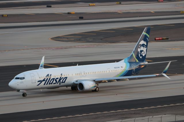 Boeing 737-700 (N251AK)