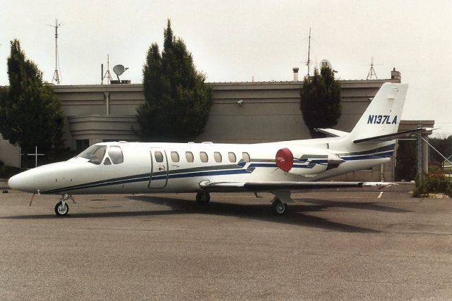 Cessna Citation V (N137LA) - Parked on the Atlantic Aviation ramp in Jun-06.br /br /Reregistered N560HD 22-Mar-08.