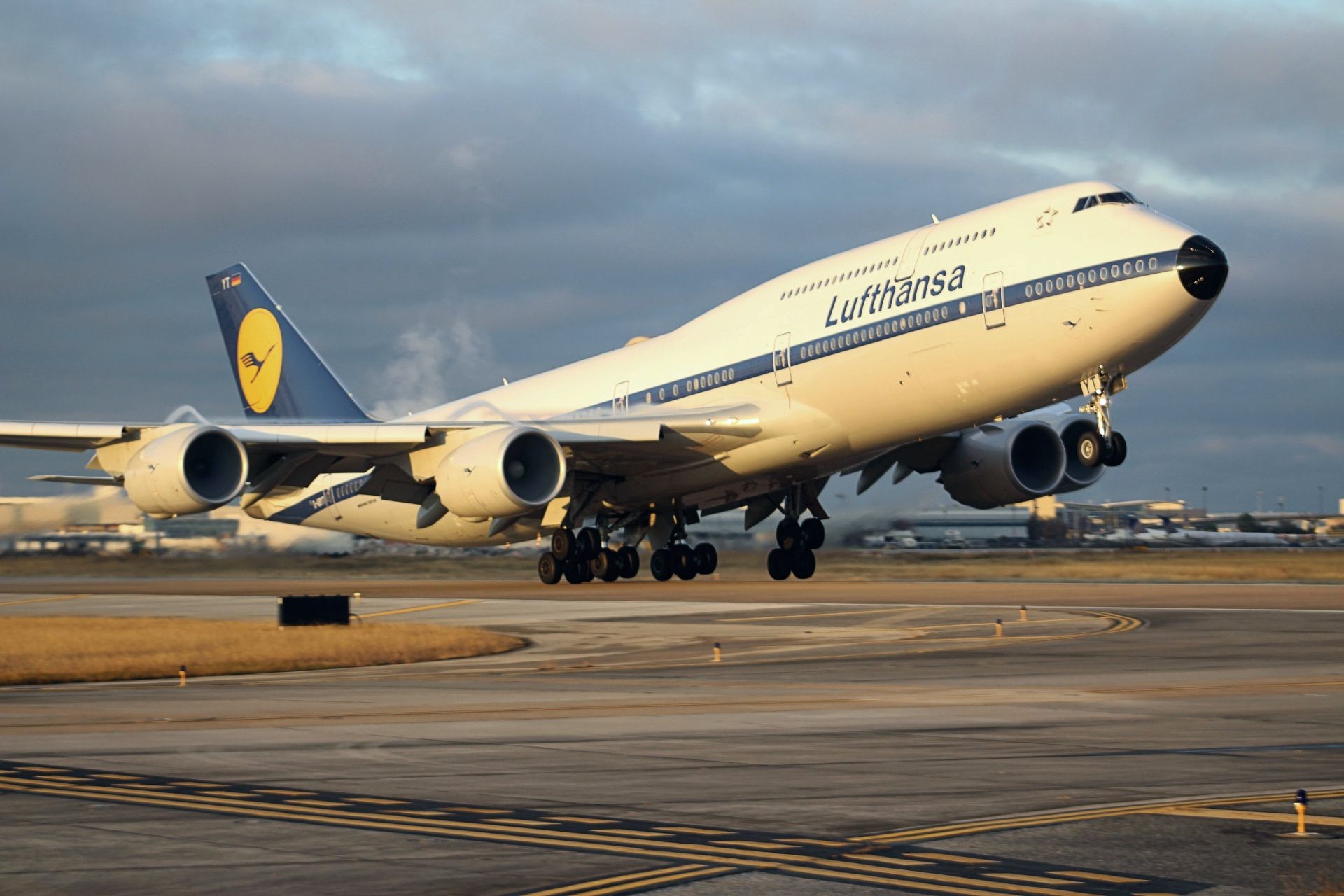 BOEING 747-8 (D-ABYT) - Sun came out just in time! Taken 19 DEC 2018