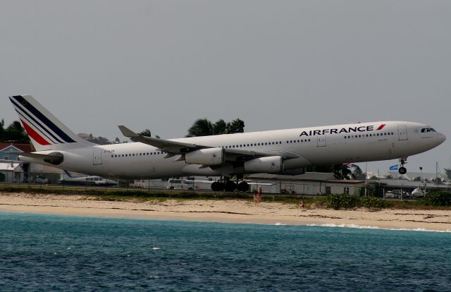 Airbus A340-300 (F-GLZR)