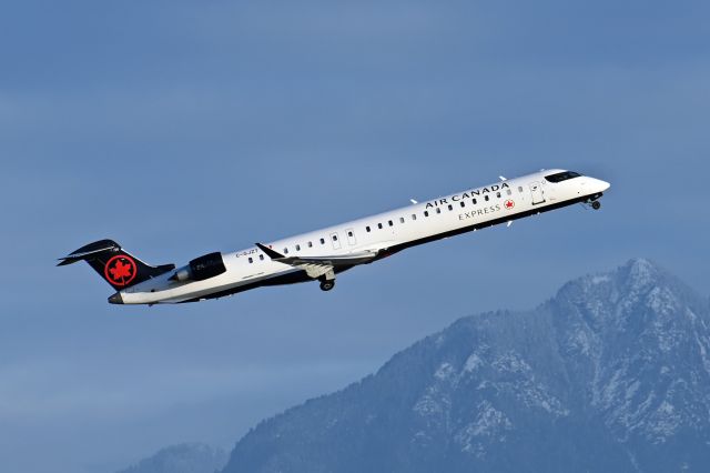 Canadair Regional Jet CRJ-900 (C-GJZT)