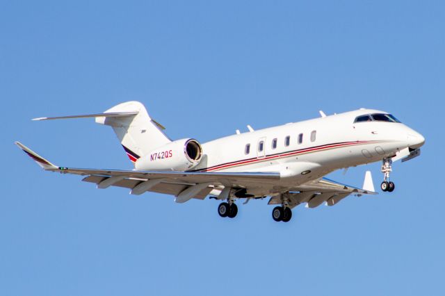 Canadair Challenger 350 (N742QS)