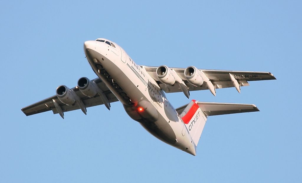 Embraer 170/175 (EI-RJF) - Décollage d'un BAe 146 - Avro RJ85 de la compagnie CityJet de la piste 08L/26R de l'aéroport  Roissy Charles De Gaulle