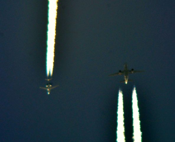 Airbus A319 (N708UW) - American Airlines 1883 Philadelphia Intl to Minneapolis/St Paul Intl over Cleveland 38,000 ft. passing Gulfstream G-280 at 40,000 ft. 08-23-16.