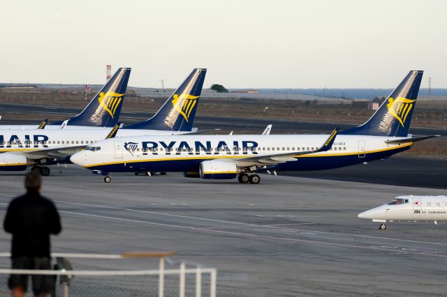 — — - My friend Julian waiting to photograph the Ryanair Boeing 737-8AS, about to leave for Edinburgh (EDI) with flight number FR2970br /br /Tenerife Sur - Reina Sofia (TFS / GCTS) - Spainbr /br /Photo taken: November 26, 2023