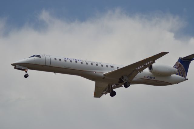 Embraer ERJ-145 (N13913) - Landing Runway 21 KFSD - 5-1-12