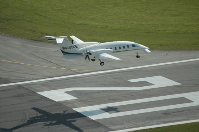 Piaggio P.180 Avanti (N925TK) - Piaggio Avanti Landing