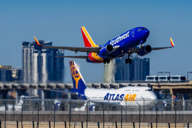 Boeing 737-700 (N427WN) - A Southwest Airlines 737-700 taking off from PHX on 2/10/23 during the Super Bowl rush. Taken with a Canon R7 and Canon EF 100-400 II L lens.