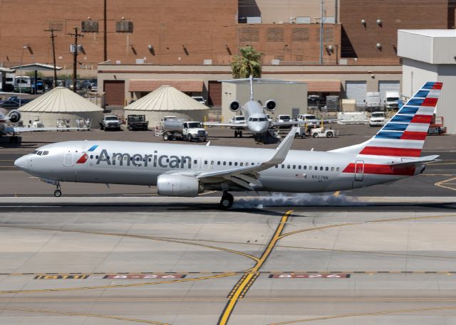 Boeing 737-800 (N927NN)