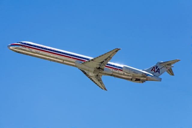 McDonnell Douglas MD-83 (N494AA)