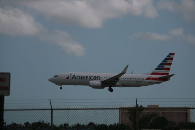 Boeing 737-800 (N982AN)
