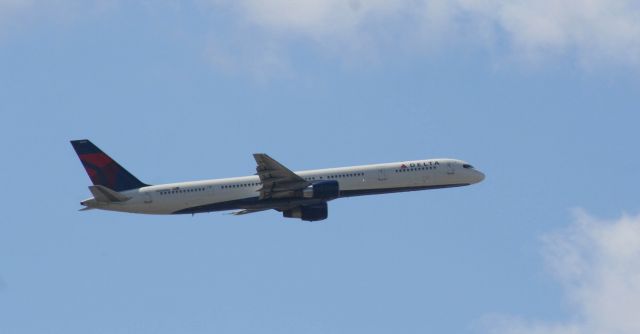 BOEING 757-300 (N586NW)