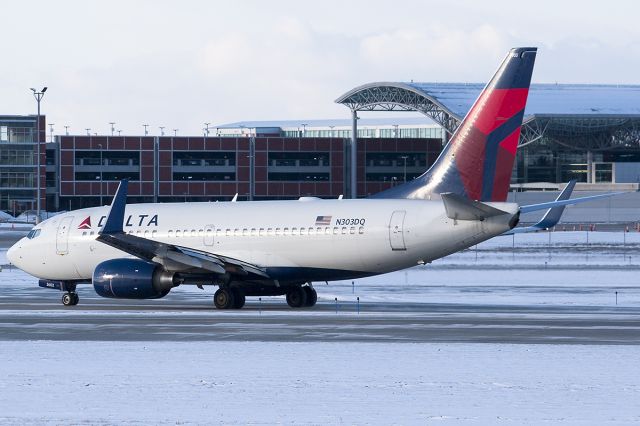 Boeing 737-700 (N303DQ)