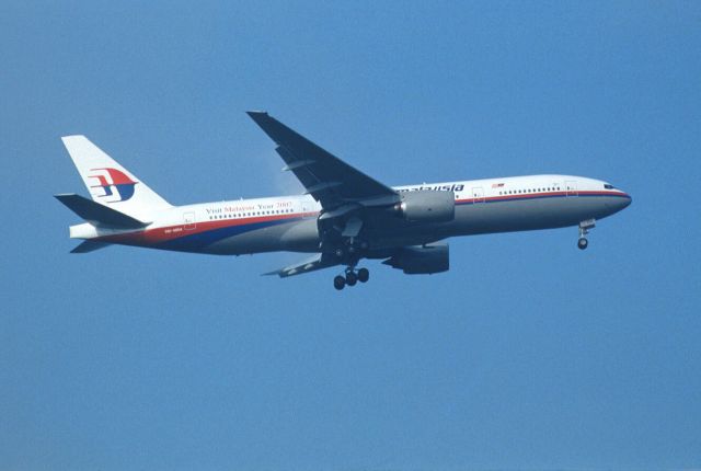 Boeing 777-200 (9M-MRH) - Final Approach to Narita Intl Airport Rwy34L on 2006/08/06