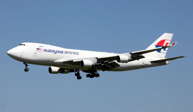 Boeing 747-400 (9M-MPR) - Short Final To 16R