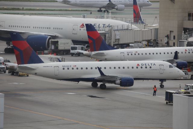 Embraer 175 (N623CZ)