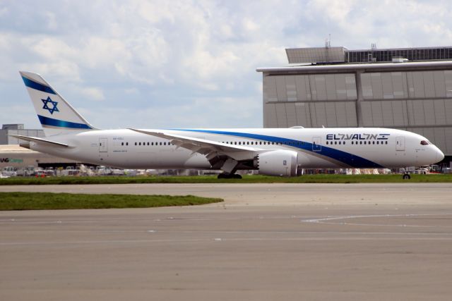 Boeing 787-9 Dreamliner (4X-EDJ) - Taxiing to Terminal 4 on 25-Apr-19 operating flight ELY315 from LLBG.