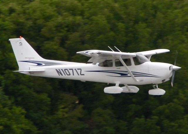 Cessna Skyhawk (N1071Z) - At Downtown Shreveport.