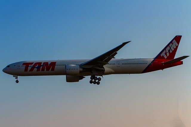 BOEING 777-300 (PT-MUB) - evening, fading light