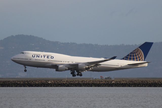 Boeing 747-400 (N118UA)