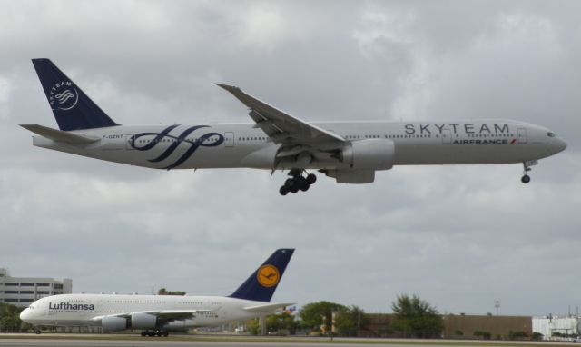 BOEING 777-300ER (F-GZNT) - Skyteam Logo One great plane"Saluting another Lufthansa A380-800 Reg#D-AIMC