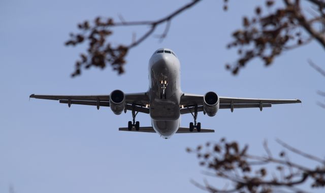 Airbus A320 (N659AW) - An American Airlines Airbus A320 landing at Philadelphia International Airport on December 4th, 2016.