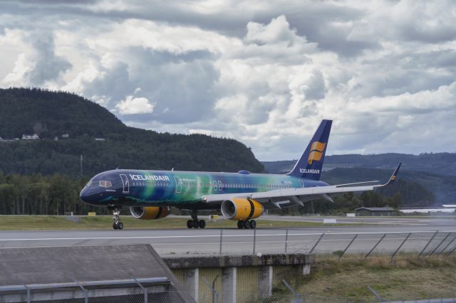 Boeing 757-200 (TF-FIU)