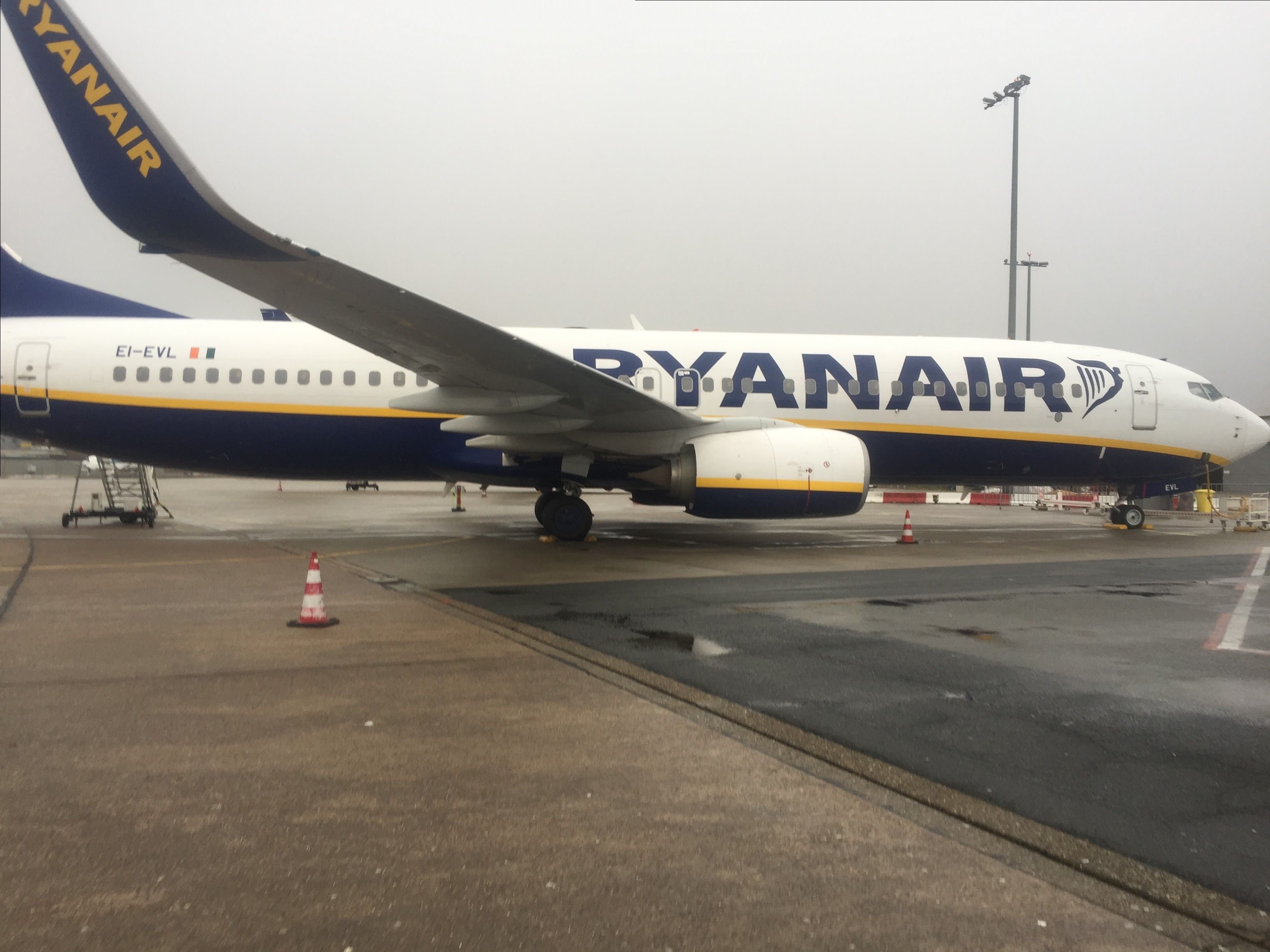 Boeing 737-800 (EL-EVL)