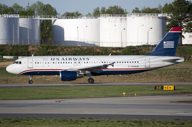 Airbus A320 (N105UW)