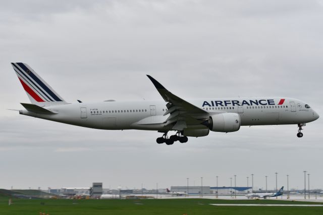 Airbus A350-900 (F-HTYB) - 10-C 05-06-22 in the rain.