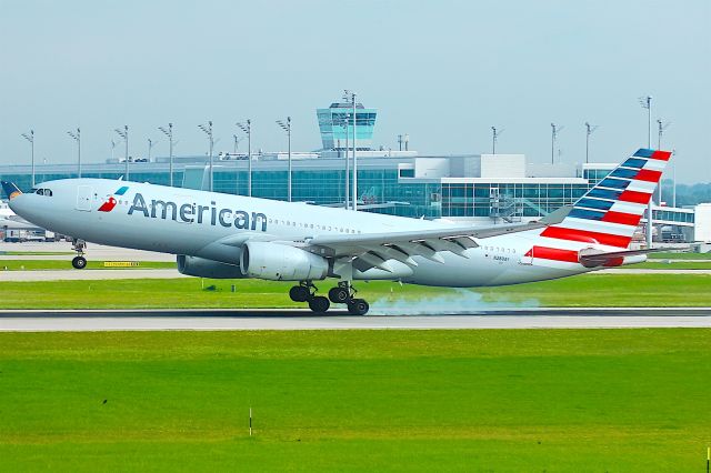 Airbus A330-300 (N280AY)