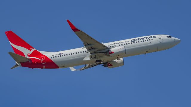 Boeing 737-800 (VH-VXU) - QF682 to Melbourne takes off