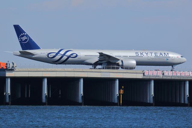 BOEING 777-300ER (PK-GII)