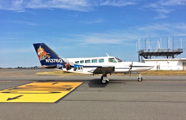 Cessna 402 (N1376G) - taxi on Mike