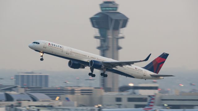 BOEING 757-300 (N585NW) - Departing 25Rbr /11/12/17