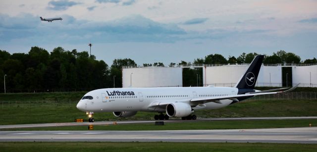 Airbus A350-900 (D-AIXJ) - DLH429 ready to depart KCLT