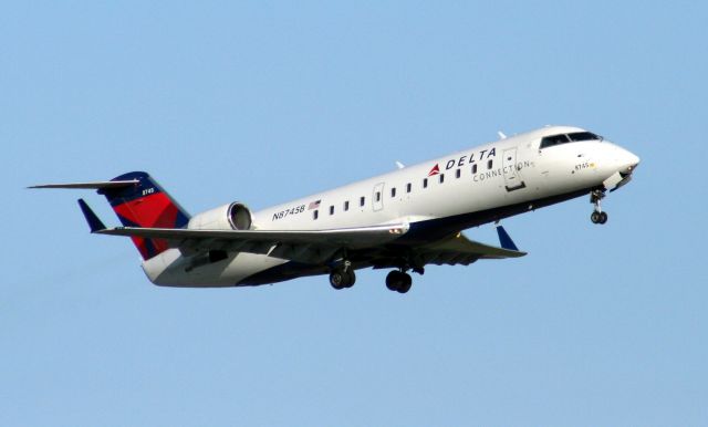 Canadair Regional Jet CRJ-200 (N8745B)